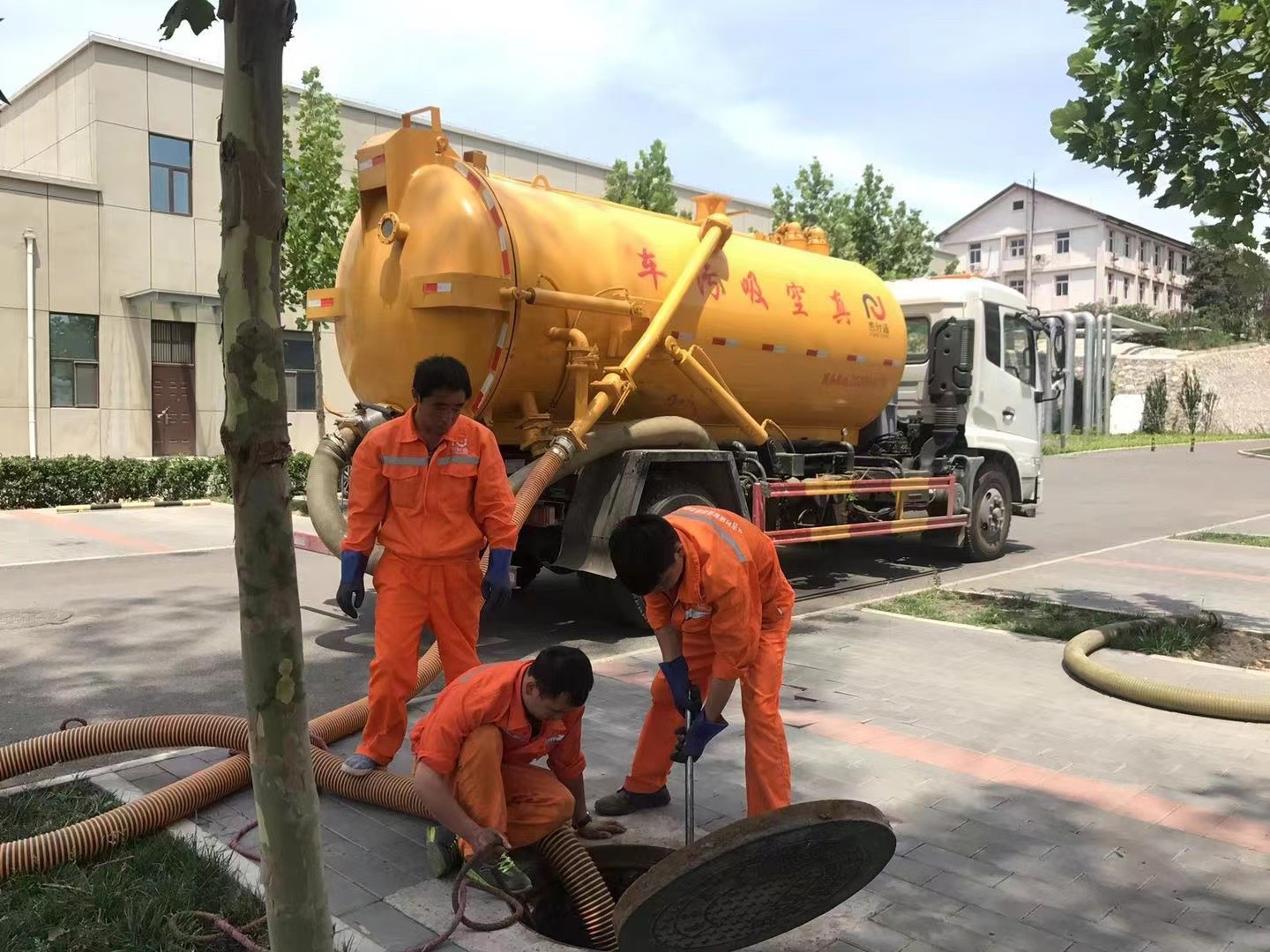 龙湾管道疏通车停在窨井附近