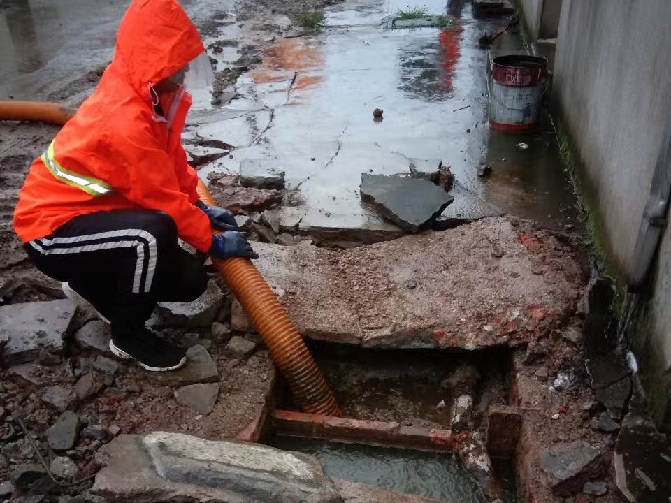 龙湾专业清理污水池 炜誉市政以规范流程守护城市 “肠道”